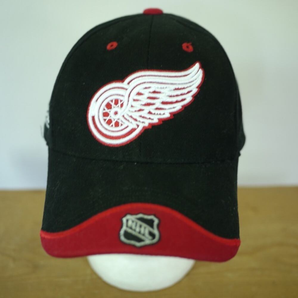 Authentic NHL Detroit RED WINGS Hockey Black Red 100% Cotton Cap Hat